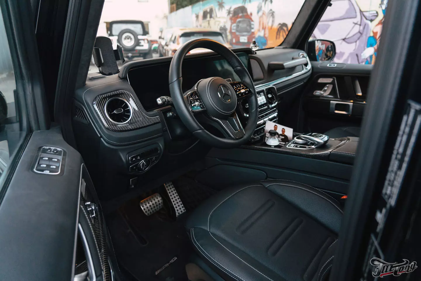 Побортная стереосистема с двумя усилителями на Mercedes G-class. Карбон в салоне. Полировка и керамика кузова, оклейка лобового стекла
